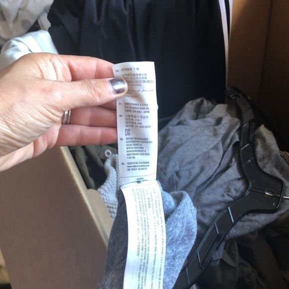 Hollister Gray Tee Shirt With Logo On It - Picture 5 of 6